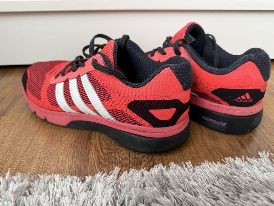 Спортни обувки adidas в невероятно свеж цвят