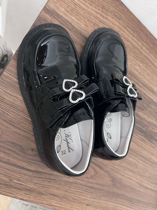 Продам туфли черные школьные на девочку.