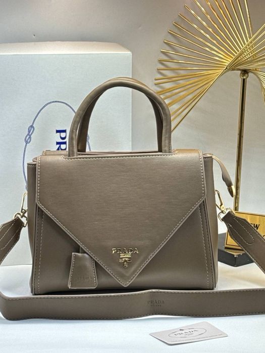 Geanta Prada noua !!! Dimensiuni 26/20 !!!