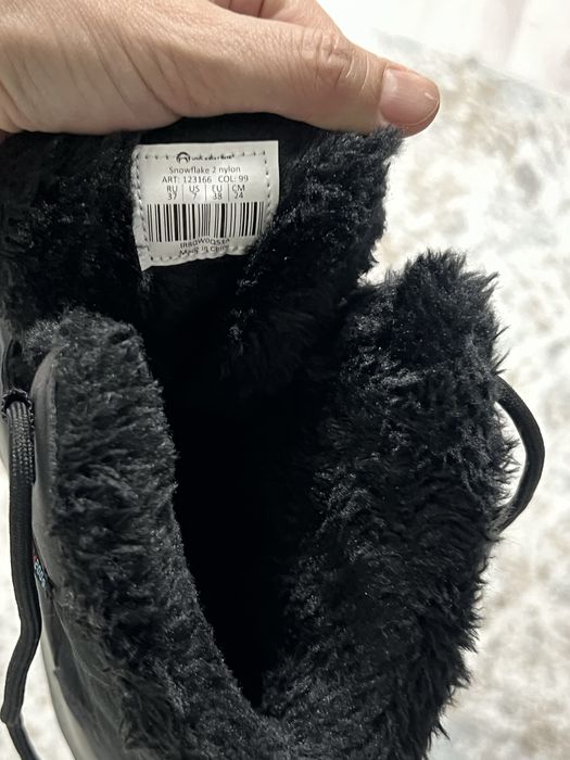 Продам ботинки спортивные