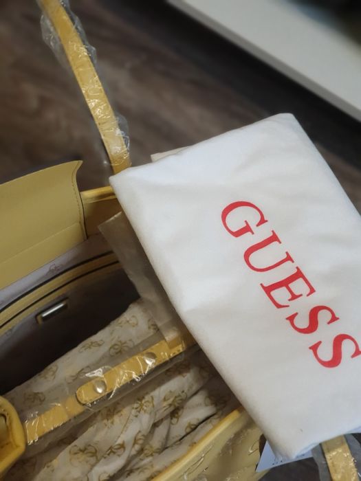 Geanta Guess, noua cu etichetă