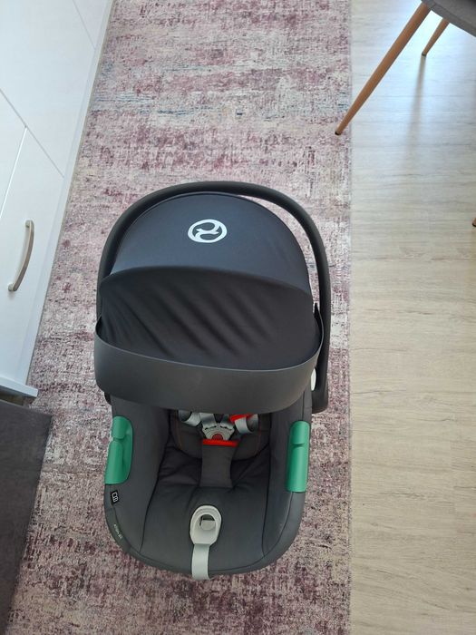 Столче за кола Cybex Aton B2 с основа Isofix в много добре състояние