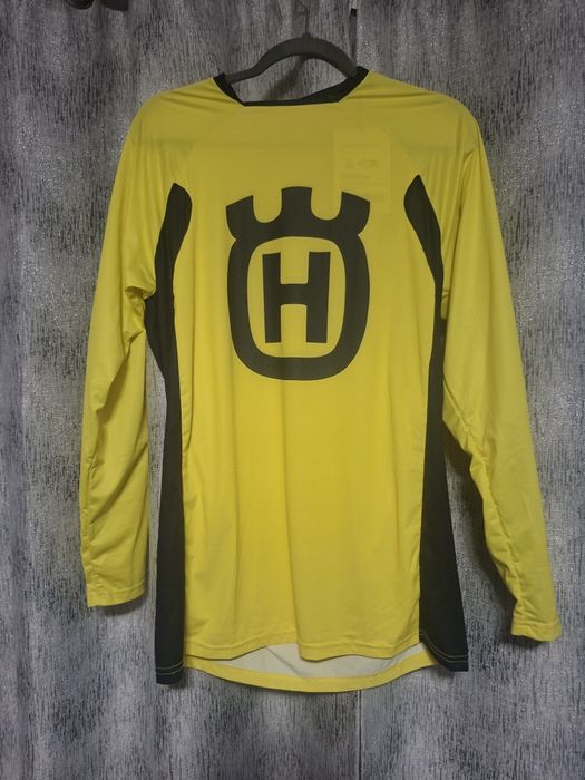 Tricouri noi diferite modele