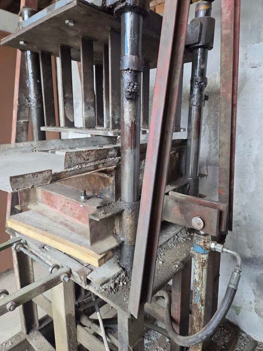 Машина за производство на бетонни тухли