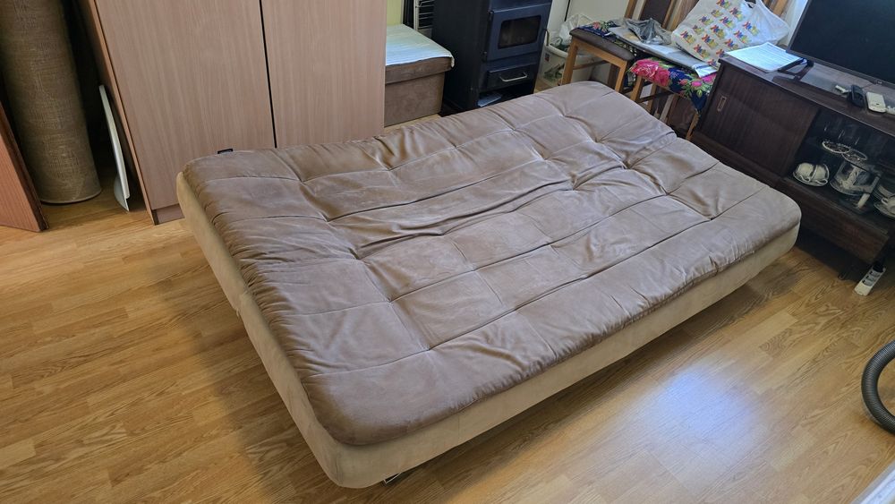 Легло с матрак и повдигащ механизъм