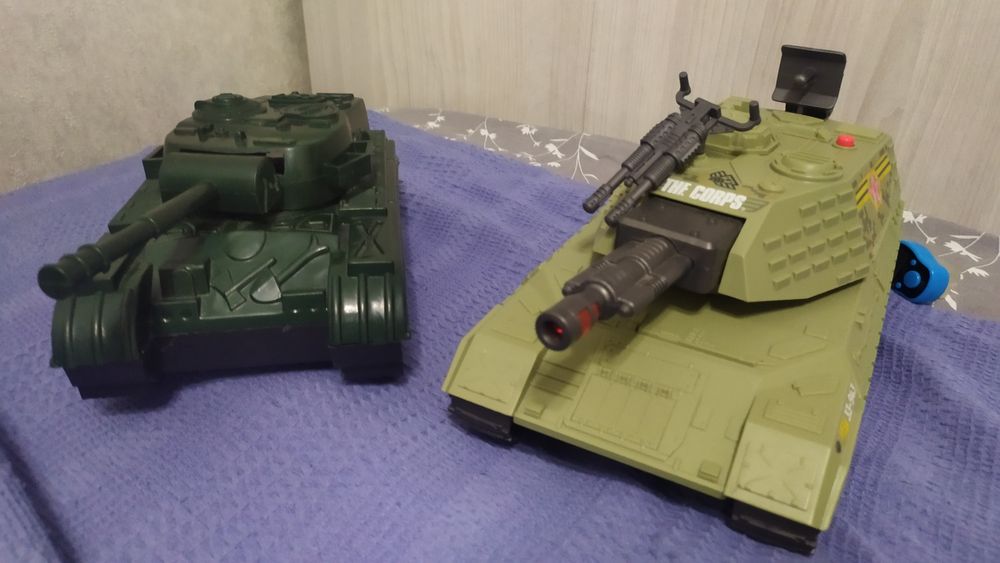 Набор игрушечных танков, в хорошем состоянии