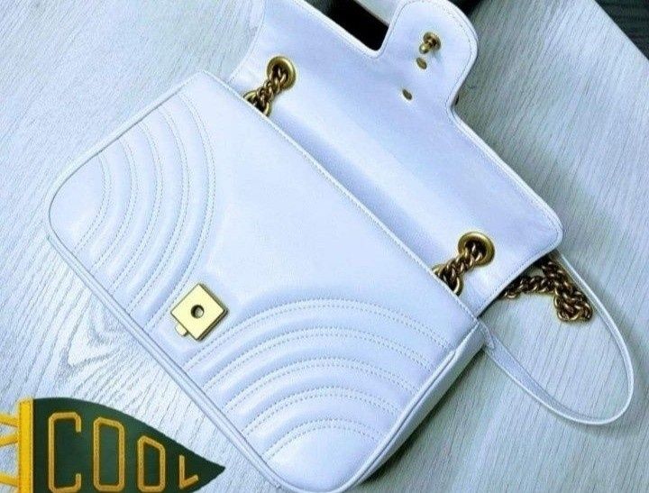 Geanta damă super model/logo metalic auriu, saculet, etichet