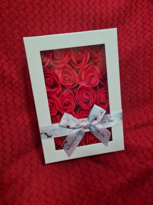 Cutie/ aranjament cu trandafiri