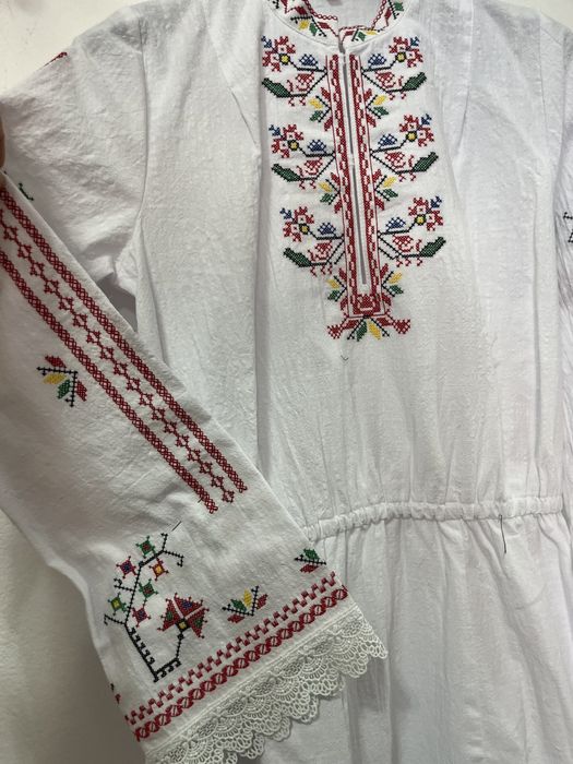 Риза към носия от памучен плата с бродерия