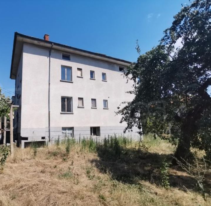 Голяма къща в град Хисаря + 900 кв.м двор от собственик