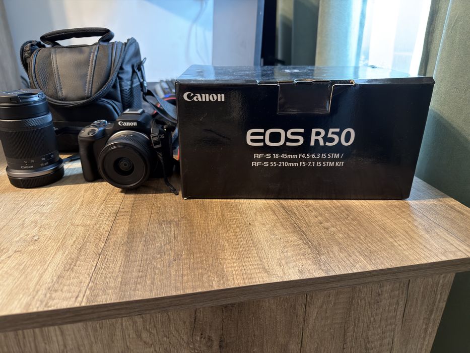 Vand Kit Canon EOS R50 cu 2 obiective (18-45mm, 55-210mm)