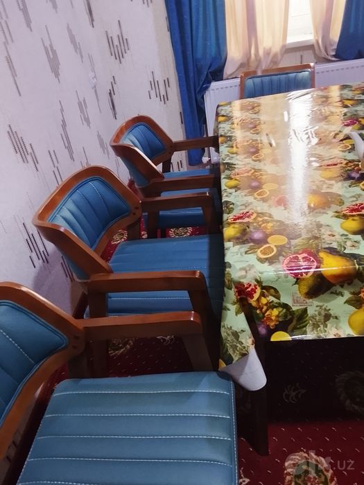 Стол стул сотилади 6 та стули бор
