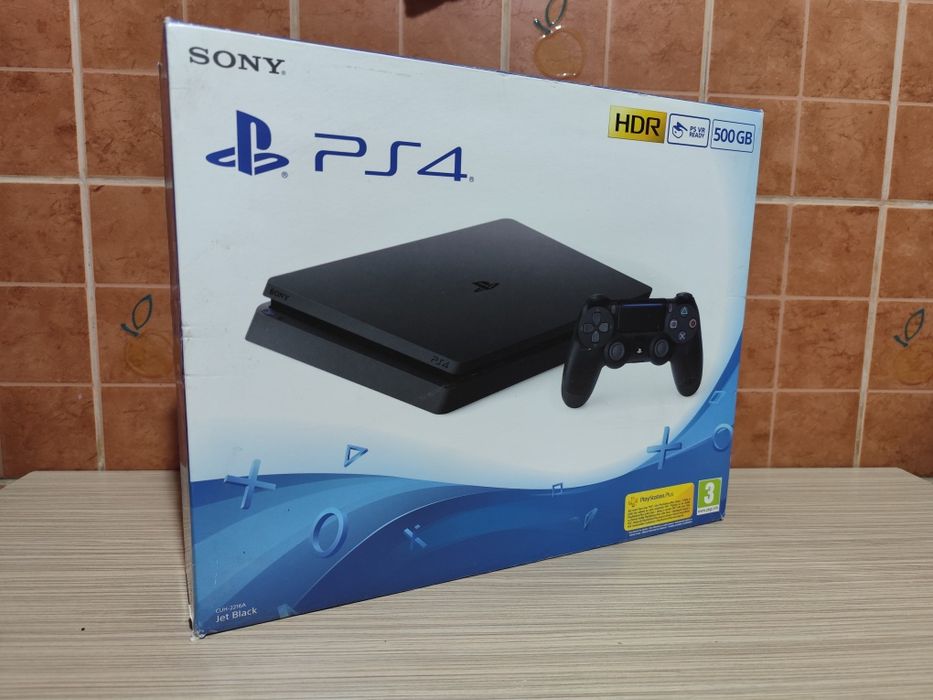 Vând PS4 500 GB cu 2 manete și 4 jocuri
