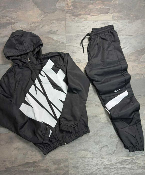 Модерен мъжки шушляков екип/анцуг NIKE – стил, комфорт и спортна визия за всеки ден!