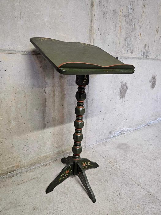 Шкаф с дърворезба