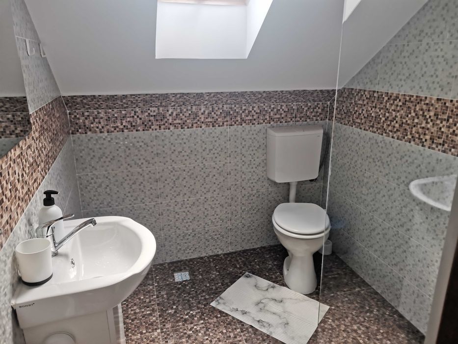 Închiriez camere în clădire