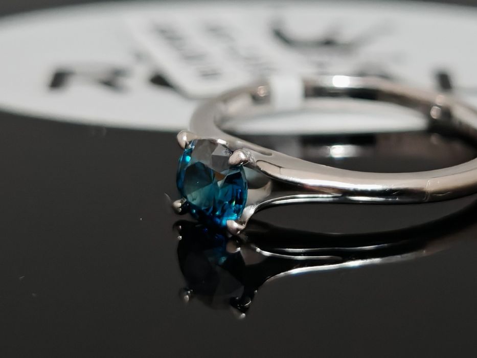 Bijuteria Royal CB : Inel cu DIAMANT albastru, aur alb 18K 2,91 gr 585