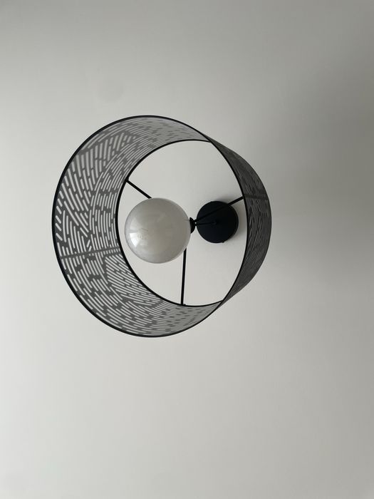 Plafonieră rotundă cu abajur model geometric