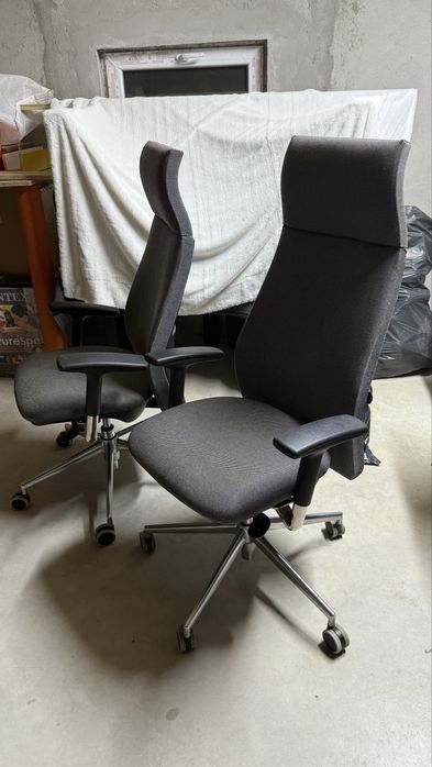 Vand 2 scaune de birou