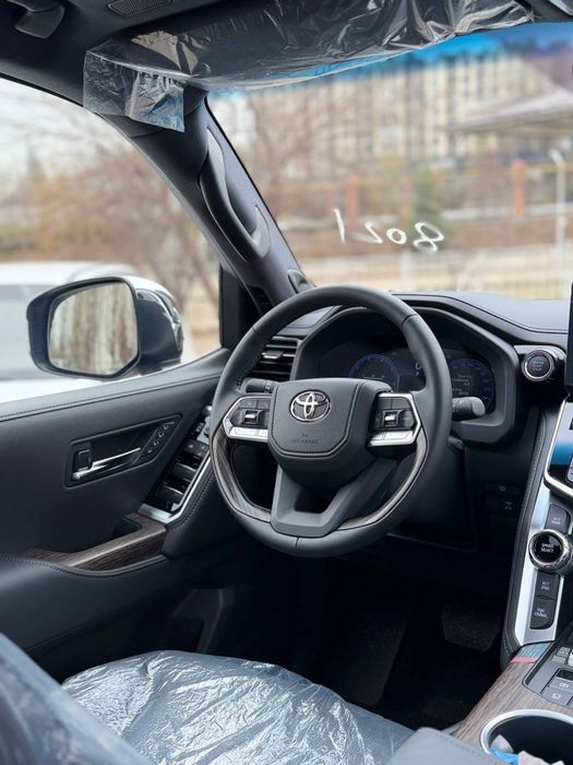 Bugun sotuvimizda Toyota Land Cruiser 300