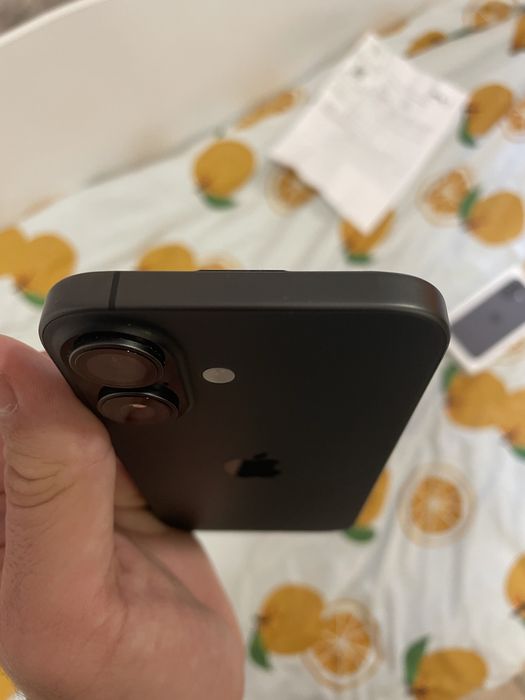 Продавам iPhone 17 с гаранция