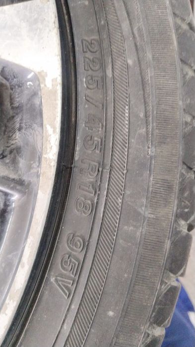 Продам диски оригинал с шинами срочно