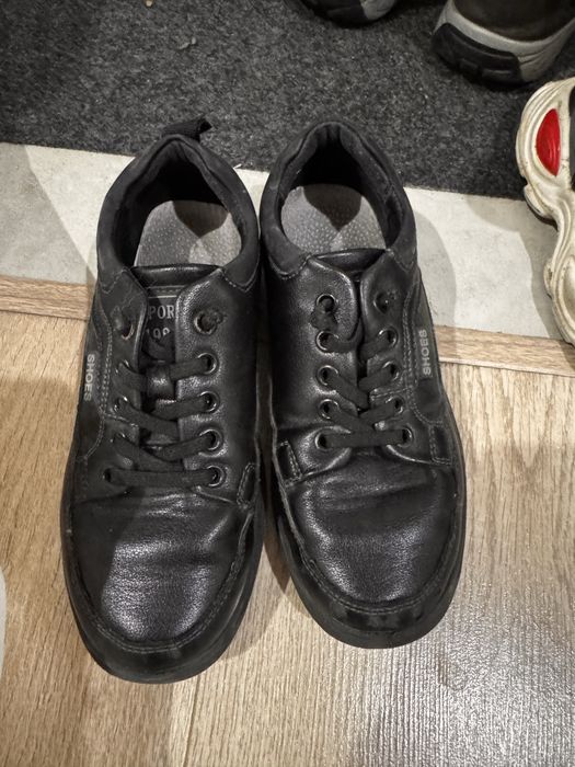 Отдам обувь мальчику 32, 33размер