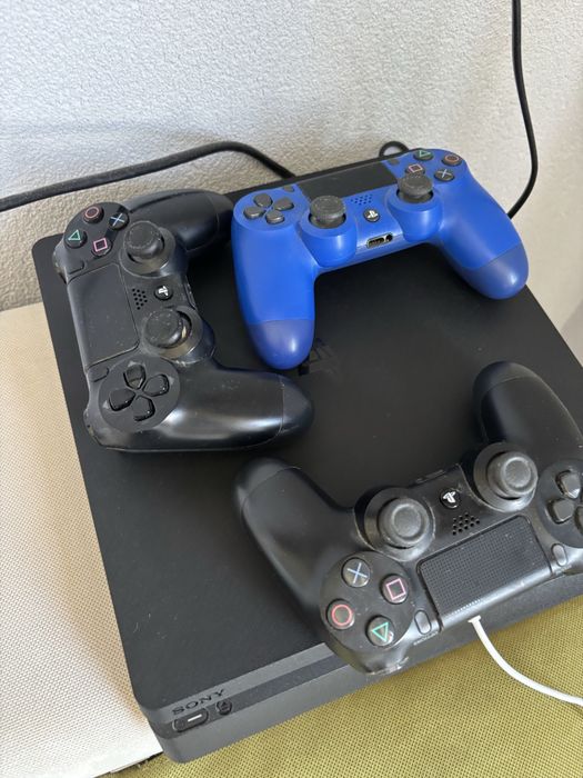 Ps4 в много добра кондиция  с 3 джойстика