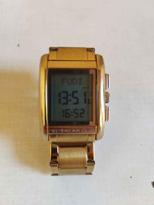 Олтин рангли электрон соат AL-SALAH  Намоз вақтлари билан