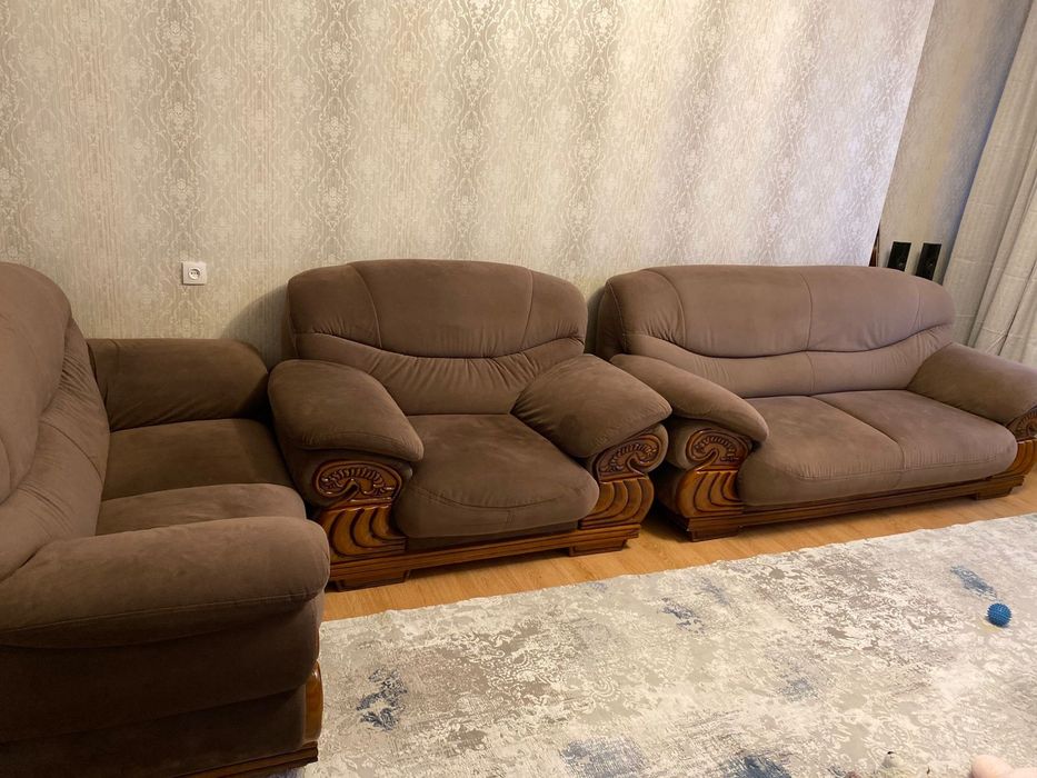 Продаётся мягкая мебель (диван + 2 кресла)