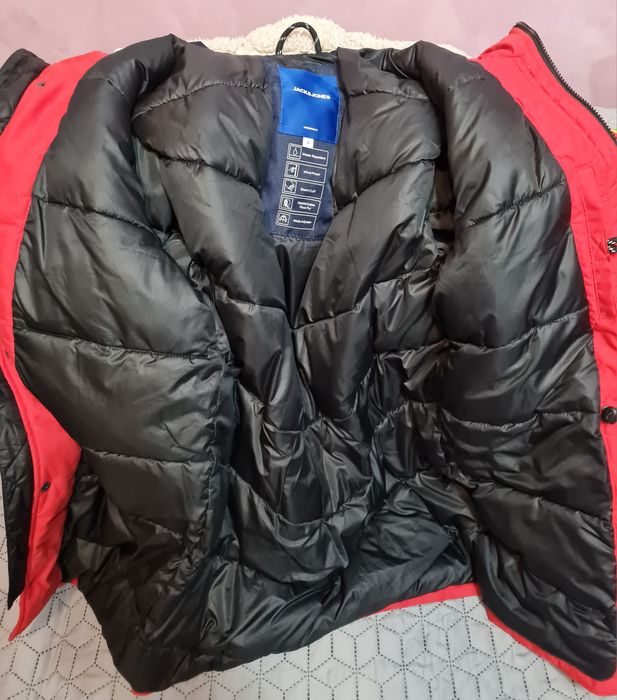 Vând Jacketa Parka Jack & Jones de la Hervis pentru băieți