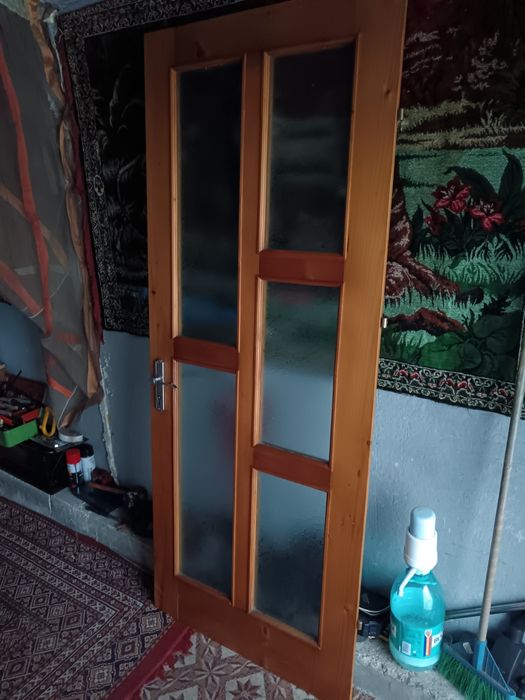 Ușă din lemn masiv cu toc.