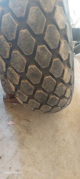 Cauciucuri cu jante.