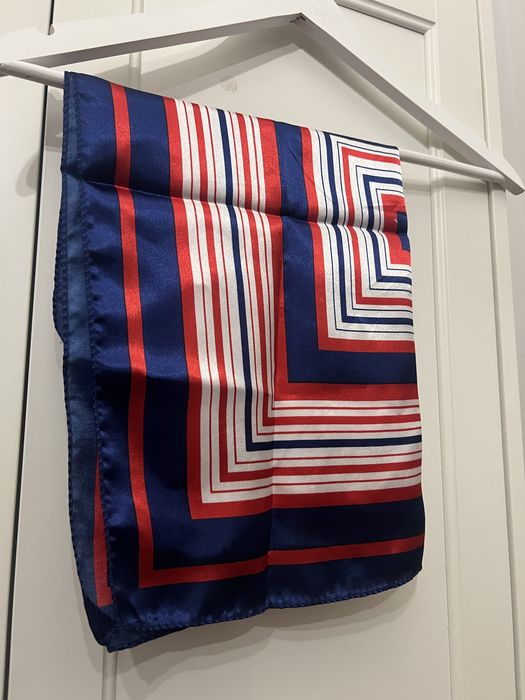 Eșarfă satin albastră cu roșu pătrată 50 cm x 50 cm bandană old money