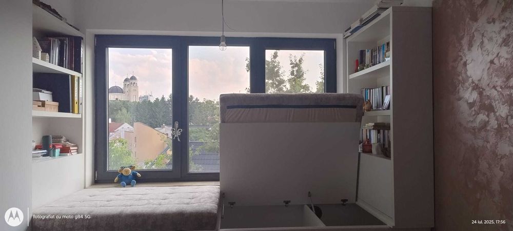 divan fereastra dormitor +biblioteca