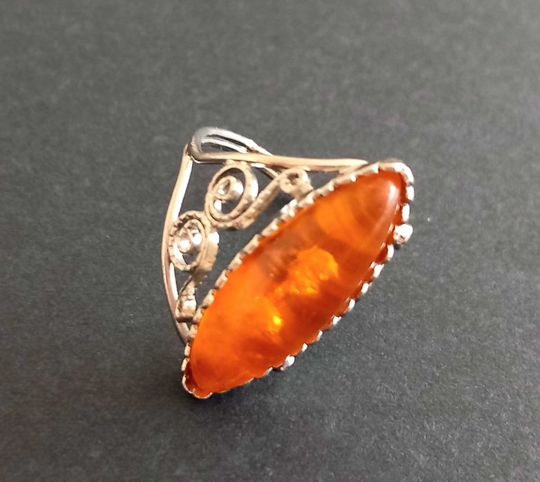 Дамски пръстен с кехлибар