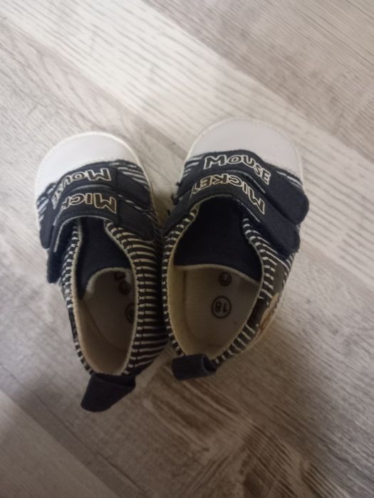 Обувки за момче размер 18