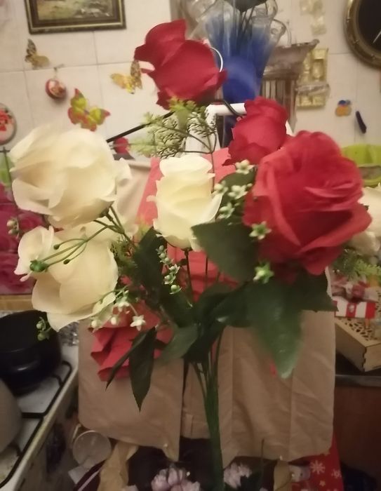 Искусственные розы, ваза бу