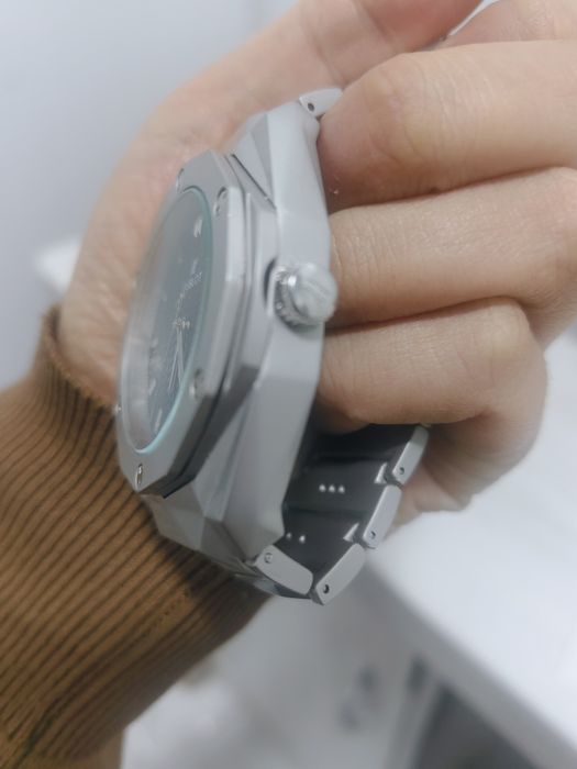 Hublot soat sotiladi