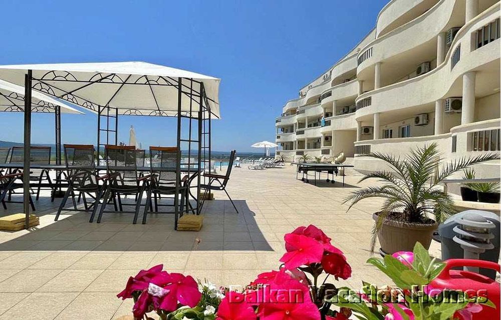 Тристаен апартамент с невероятна морска панорама в Бяла