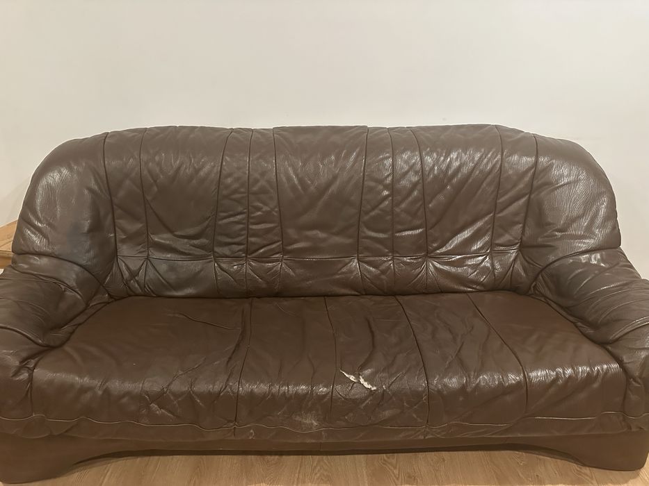 Doua canapele de piele