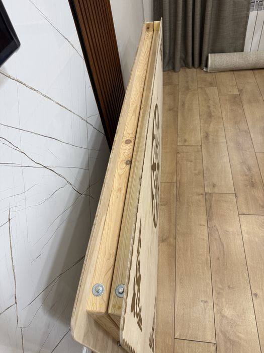 Стол ағаштан жасалған