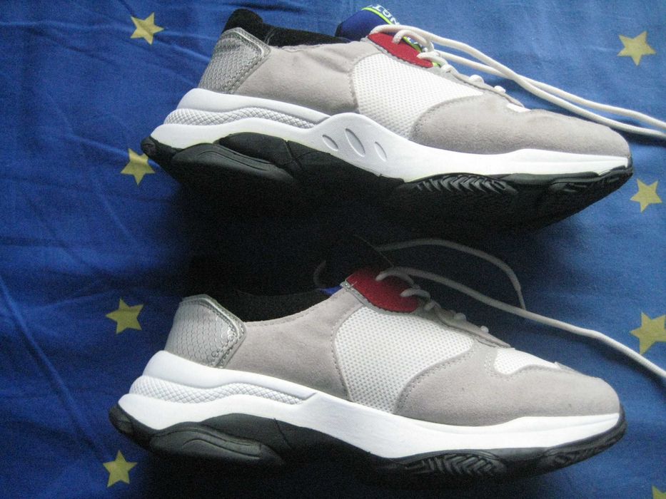 Продавам дамски спортни маратонки