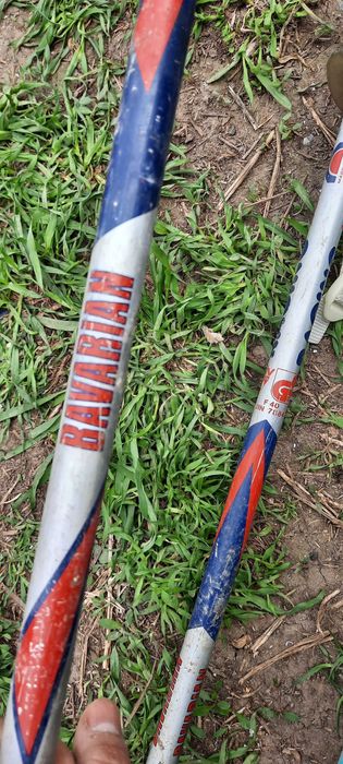 Vând schiuri + bete + cască  – Preț de pachet sau individual pe item !