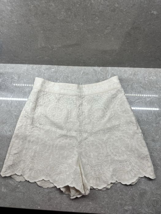 Pantaloni scurti din in cu broderie Zara