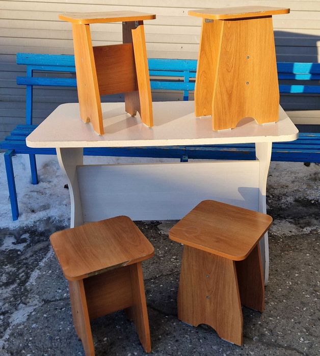 Кухонный стол + 4 табурета