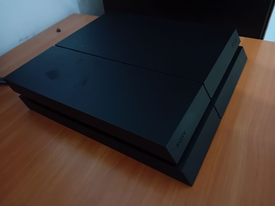 Vând Ps4,cu o maneta+un joc:alien isolation