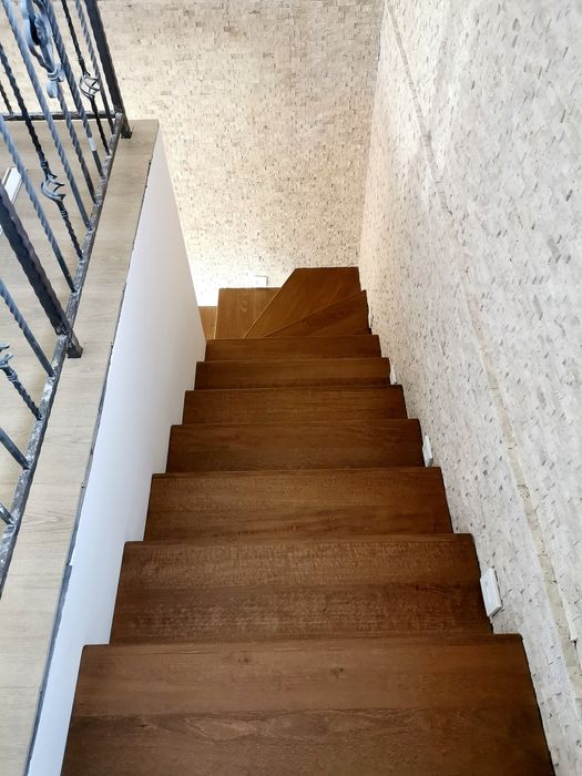 Scări de lemn masiv cu lamela continuă