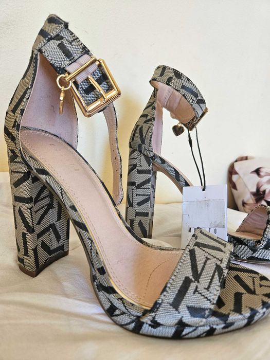 Сандали с висок ток