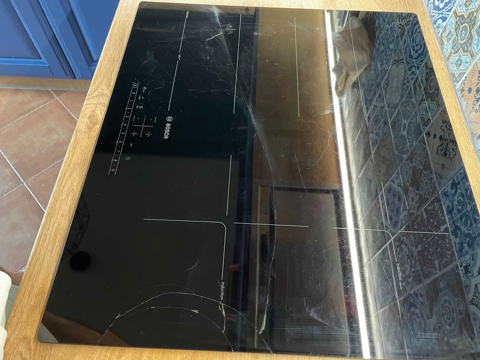 Керамичен плот за вграждане Bosch PXE611FC1E, счупено стъкло